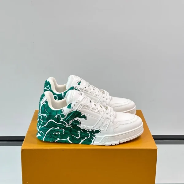Baskets Louis Vuitton coloris blanc cuir avec coloris vert graphique – pour homme — réplique