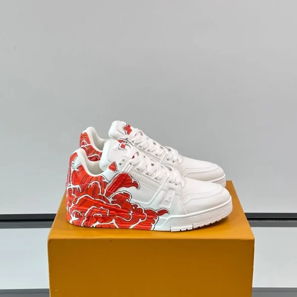 Baskets Louis Vuitton coloris blanc cuir avec coloris rouge floral design – pour homme — réplique