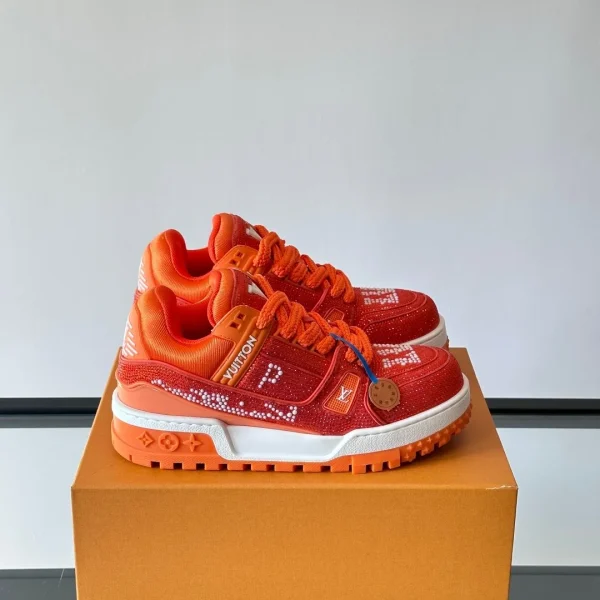 Baskets Louis Vuitton coloris orange daim et résille – pour homme — réplique