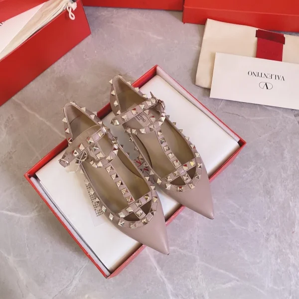 Ballerines Valentino coloris beige cuir à clous – pour femme — réplique