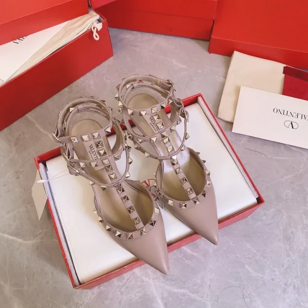 Escarpins Valentino coloris beige cuir à clous – pour femme — réplique
