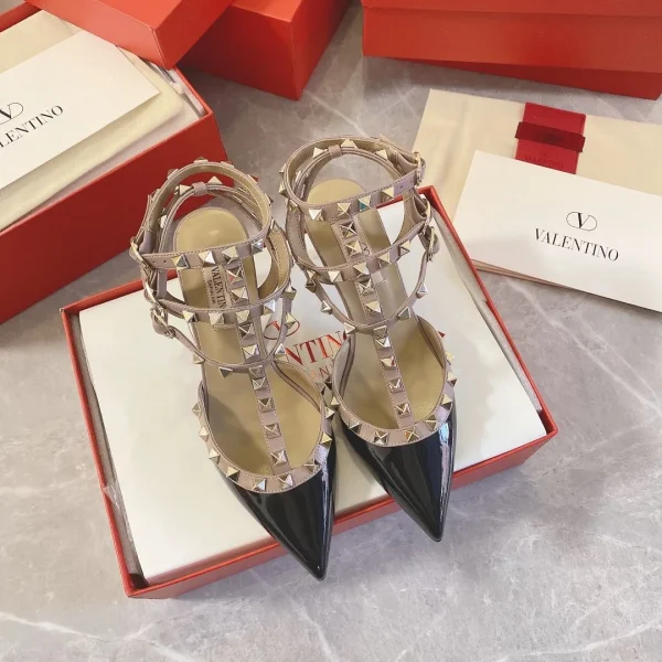 Chaussures à talon Valentino coloris noir cuir verni à clous – pour femme — réplique