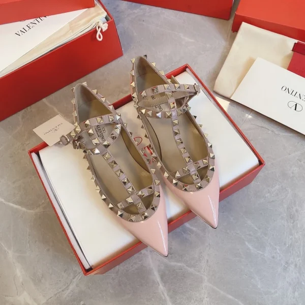 Ballerines Valentino coloris rose cuir verni à clous – pour femme — réplique