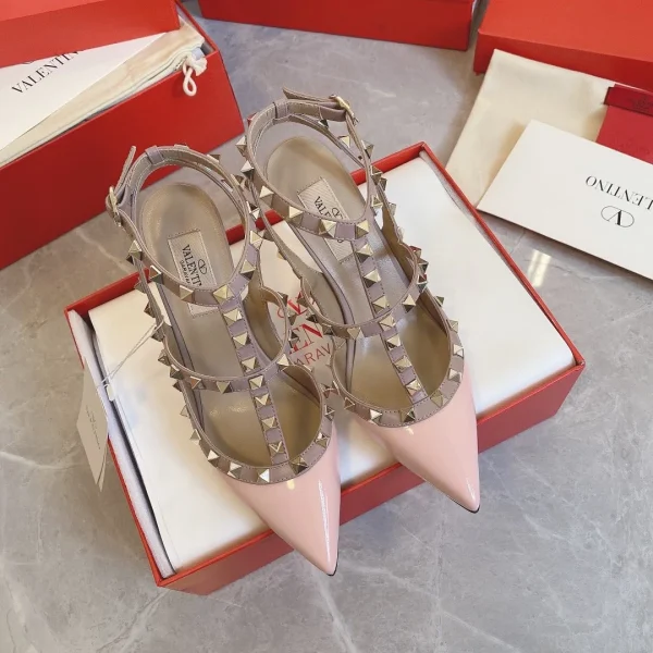 Escarpins Valentino coloris rose cuir verni à clous – pour femme — réplique