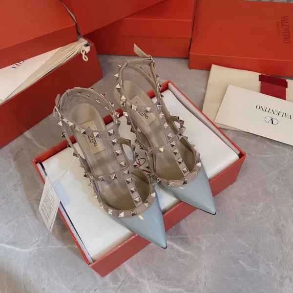Chaussures à talon Valentino coloris bleu clair cuir verni à clous – pour femme — réplique