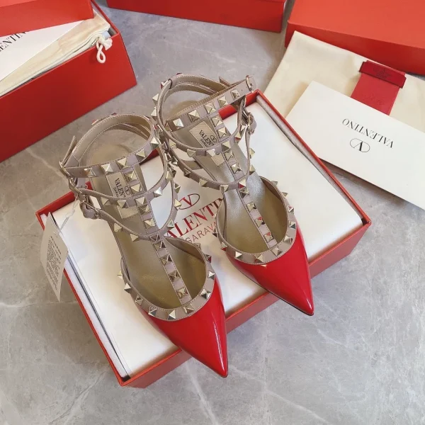 Chaussures à talon Valentino coloris rouge cuir verni à clous – pour femme — réplique