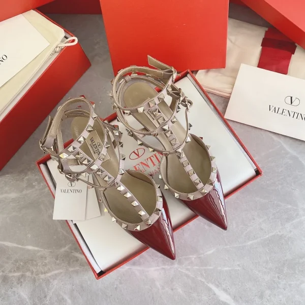 Ballerines Valentino coloris rouge cuir verni Rockstud – pour femme — réplique