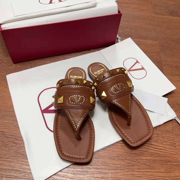 Sandales Valentino coloris marron cuir à clous – pour femme — réplique