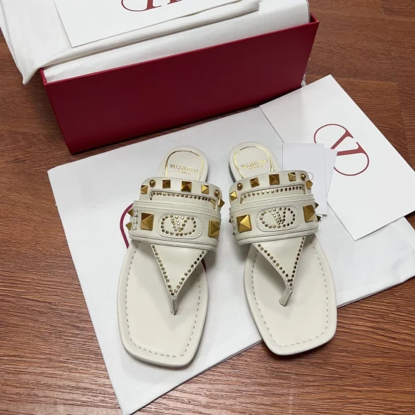 Sandales Valentino coloris blanc cuir à clous – pour femme — réplique