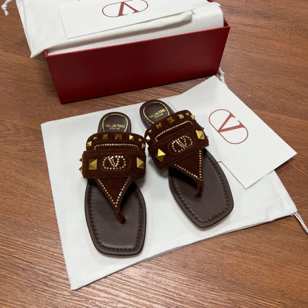 Ballerines Valentino coloris marron daim à clous – pour femme — réplique