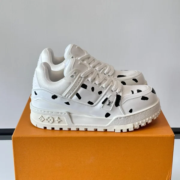 Baskets Louis Vuitton coloris blanc cuir coloris noir tache – pour homme — réplique