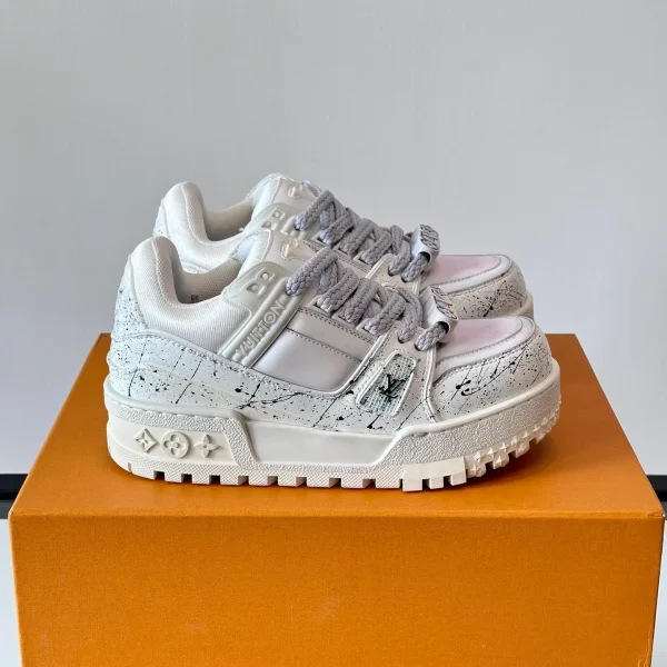 Baskets Louis Vuitton coloris blanc cuir avec coloris noir éclaboussures – pour homme — réplique