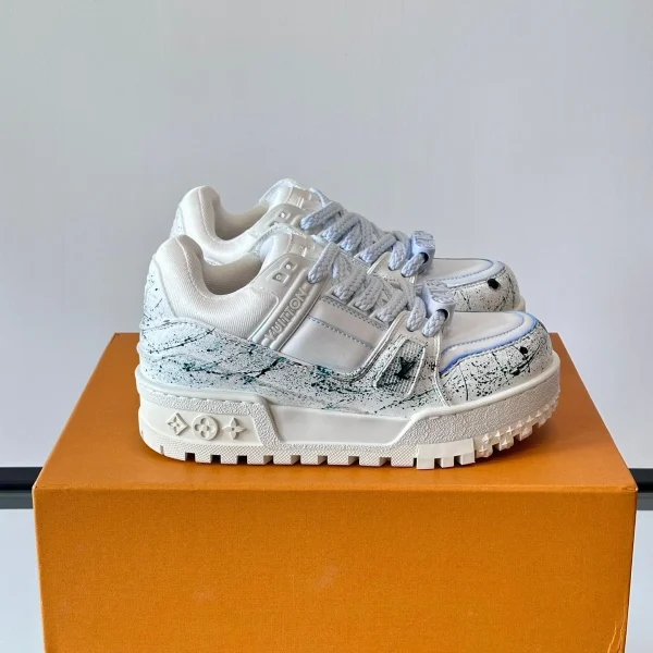 Baskets Louis Vuitton coloris blanc cuir peint – pour homme — réplique