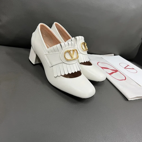 Escarpins Valentino coloris blanc cuir franges détail – pour femme — réplique