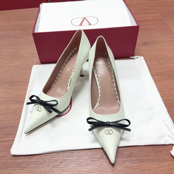Escarpins Valentino coloris blanc cuir bout pointu – pour femme — réplique