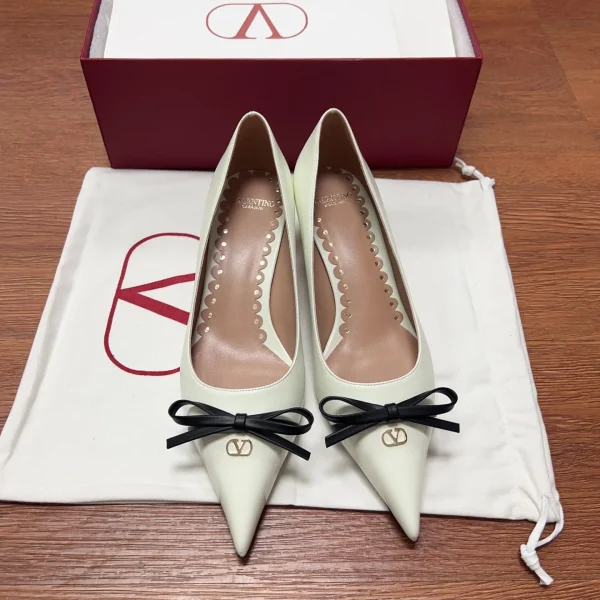 Escarpins Valentino coloris ivoire cuir nœud détail – pour femme — réplique