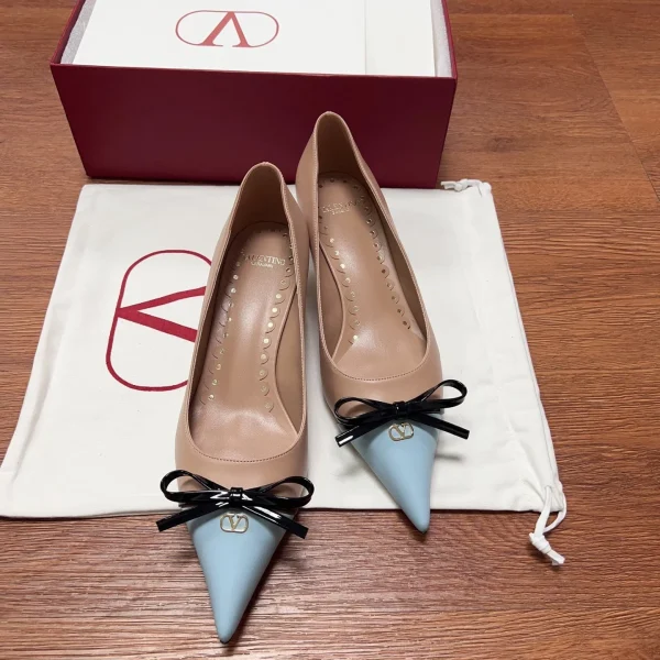 Escarpins Valentino coloris beige et coloris bleu clair cuir – pour femme — réplique