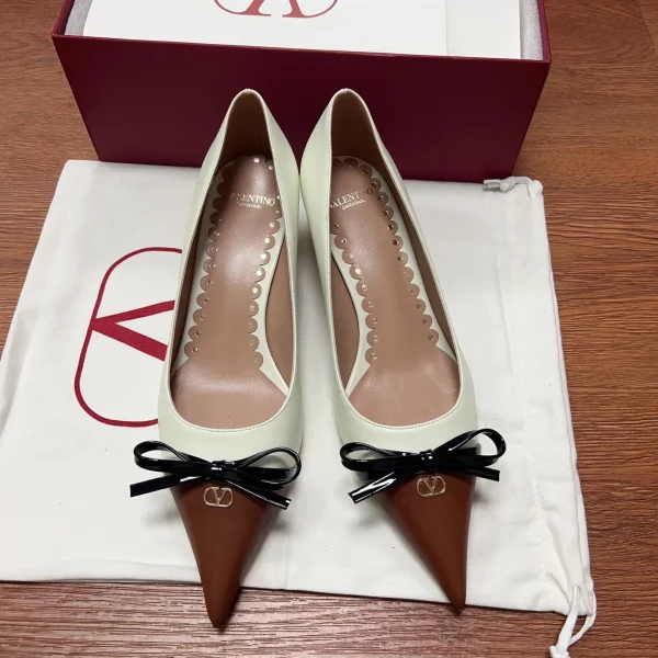 Chaussures à talon Valentino coloris ivoire cuir coloris marron verni – pour femme — réplique