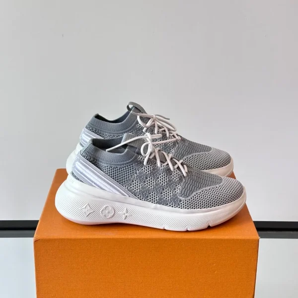 Baskets Louis Vuitton coloris gris maille tissu – pour homme — réplique