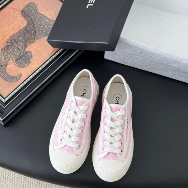 Baskets Chanel coloris rose toile décontracté – pour femme — réplique