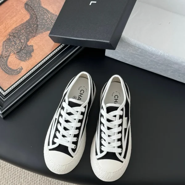 Baskets Chanel coloris noir toile décontracté – pour femme — réplique