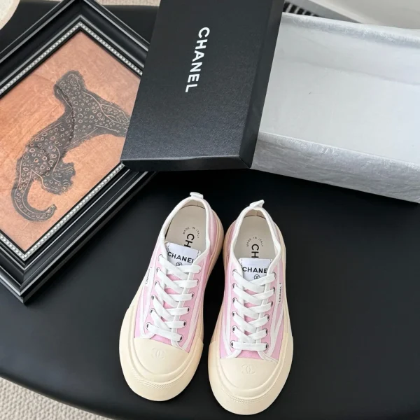 Baskets Chanel coloris rose toile coloris blanc caoutchouc – pour femme — réplique