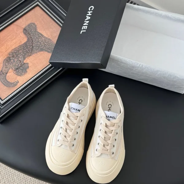 Baskets Chanel coloris beige toile et caoutchouc – pour femme — réplique