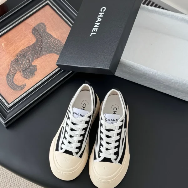 Baskets Chanel coloris noir toile contraste caoutchouc – pour femme — réplique