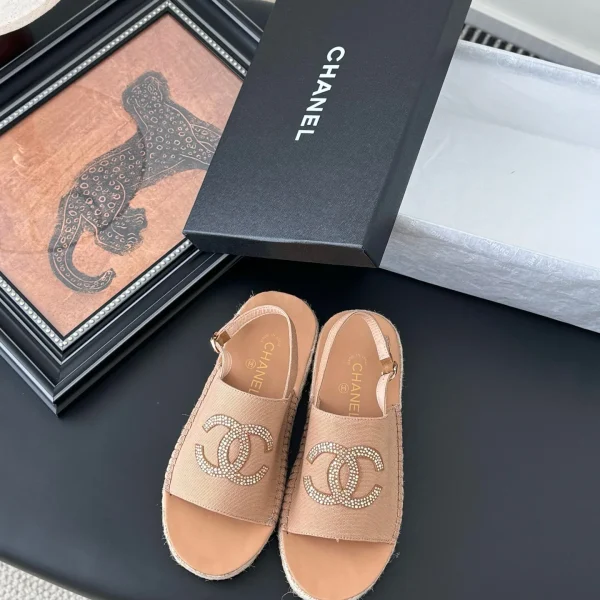 Sandales Chanel coloris beige toile cristal logo – pour femme — réplique