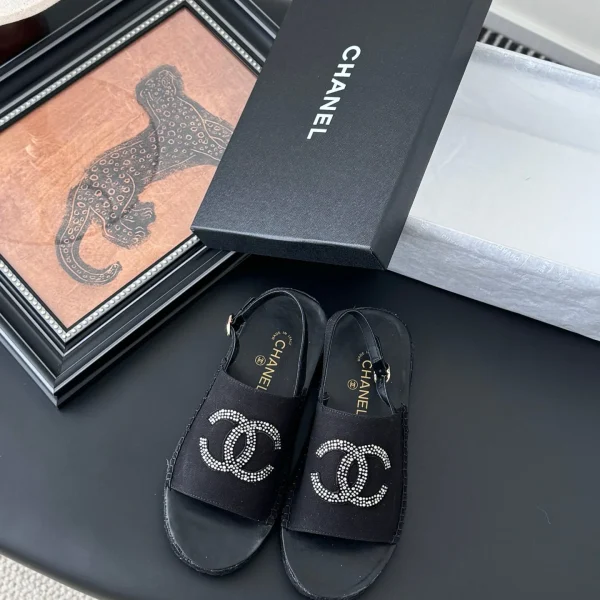 Sandales Chanel coloris noir tissu logo orné – pour femme — réplique