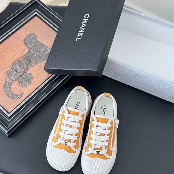 Baskets Chanel coloris jaune toile et caoutchouc – pour femme — réplique