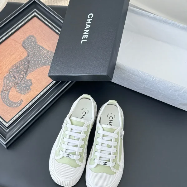 Baskets Chanel clair coloris vert toile – pour femme — réplique