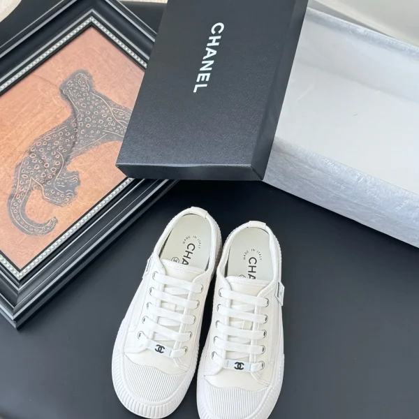 Baskets Chanel coloris blanc toile – pour femme — réplique