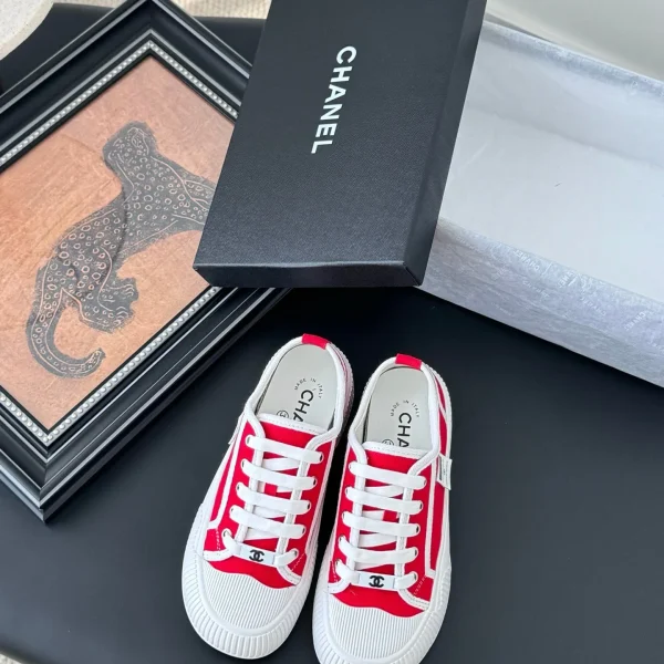 Baskets Chanel coloris rouge toile et caoutchouc – pour femme — réplique