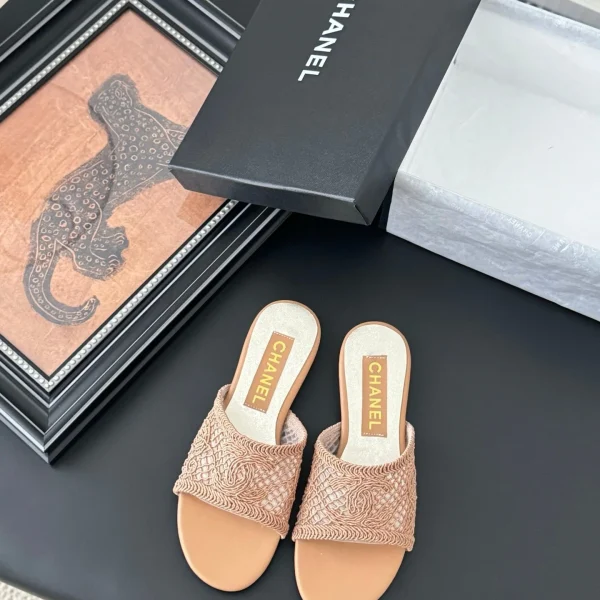 Claquettes Chanel coloris beige tressé tissu – pour femme — réplique