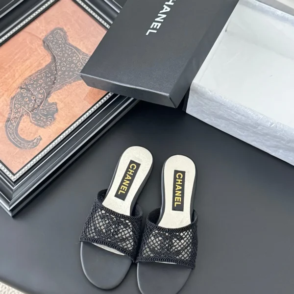 Sandales Chanel coloris noir résille claquette – pour femme — réplique