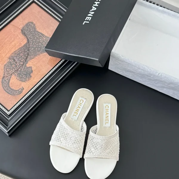 Claquettes Chanel coloris blanc dentelle résille – pour femme — réplique