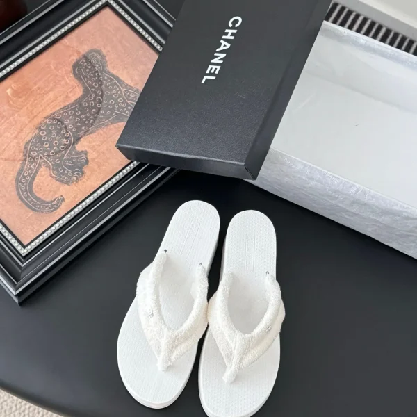 Modèle Chanel coloris blanc tissu bandoulière tong tongs – pour femme — réplique