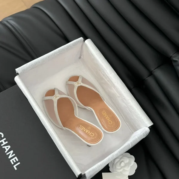 Mules Chanel coloris beige résille et cuir – pour femme — réplique