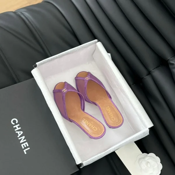 Mules Chanel coloris violet tissu – pour femme — réplique