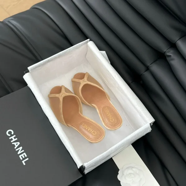 Claquettes Chanel coloris beige cuir – pour femme — réplique