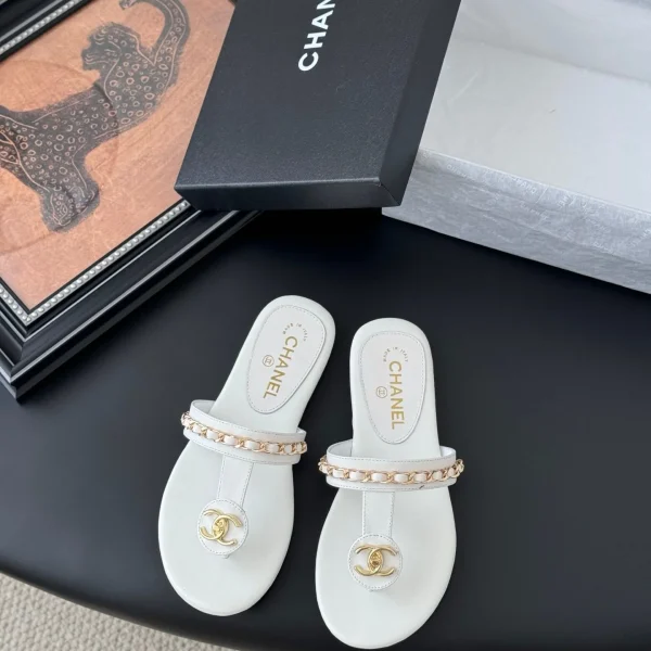 Claquettes Chanel coloris blanc cuir avec chaîne détail – pour femme — réplique