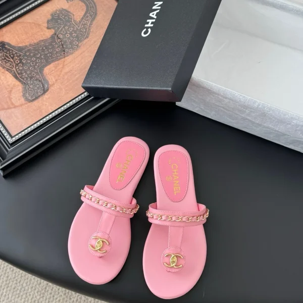 Claquettes Chanel coloris rose cuir avec doré chaîne – pour femme — réplique