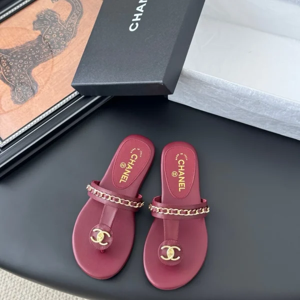 Claquettes Chanel coloris bordeaux cuir chaîne détail – pour femme — réplique