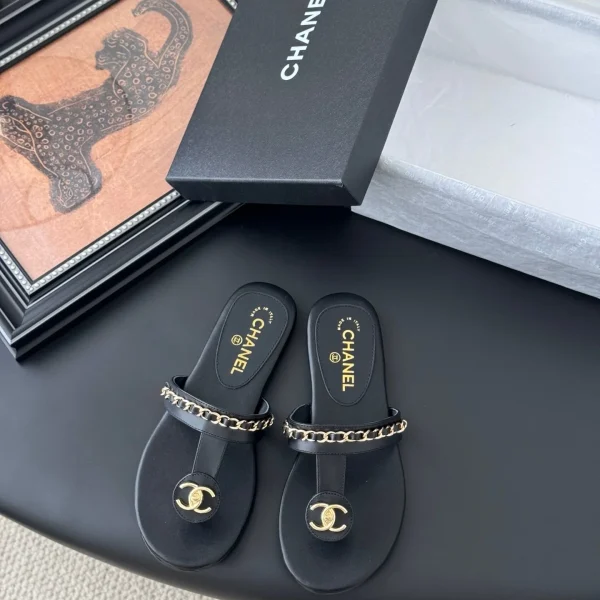 Sandales Chanel coloris noir cuir chaîne détail – pour femme — réplique