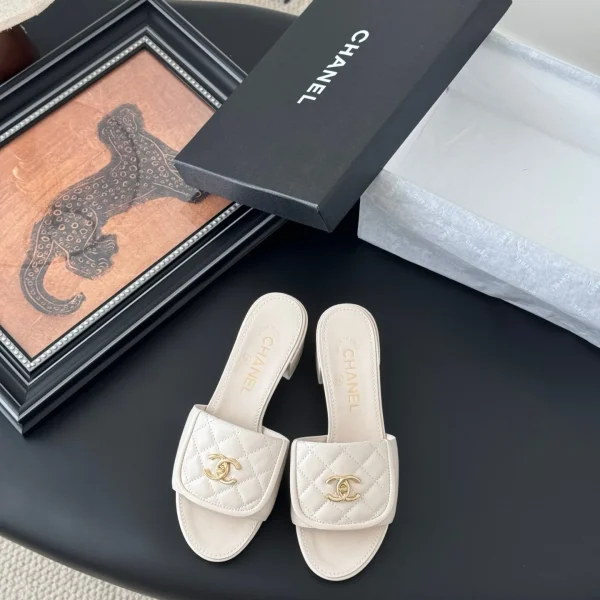 Mules Chanel coloris ivoire matelassé cuir – pour femme — réplique