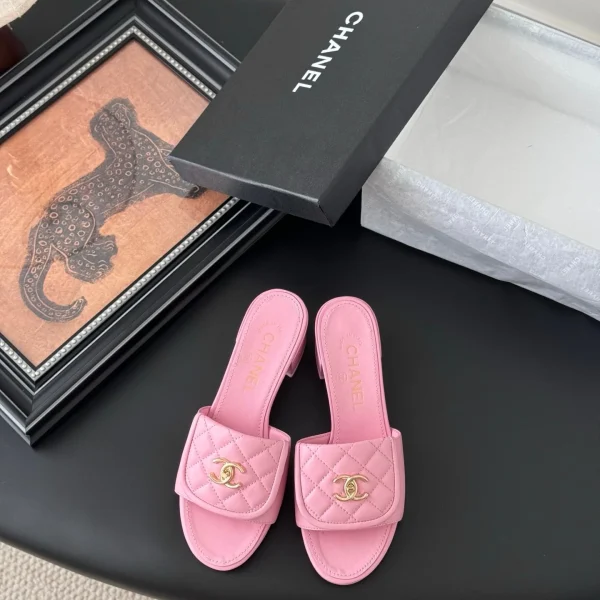 Mules Chanel coloris rose matelassé cuir – pour femme — réplique