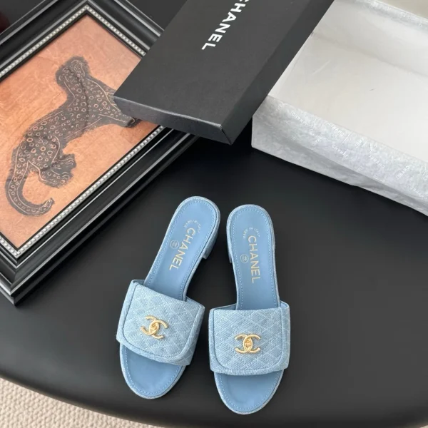 Claquettes Chanel coloris bleu clair matelassé tissu – pour femme — réplique