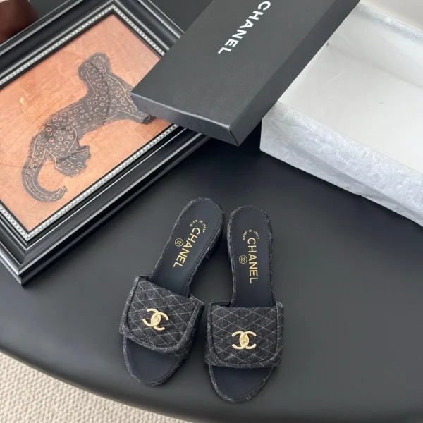 Claquettes Chanel coloris noir matelassé tissu – pour femme — réplique