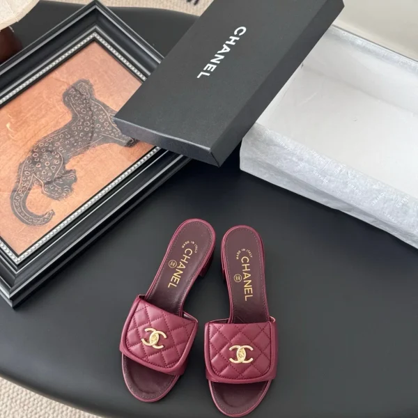 Mules Chanel coloris bordeaux matelassé cuir – pour femme — réplique